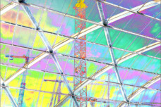 Fotografie von Hilmar Sundermann in surrealer Bearbeitung mit hellen pastellartigen Farben. Blick über eine rote U-Bahn im Vordergrund zum geschwungenen Glasdach mit leichter Stahlgitter-Konstruktion. Im Hintergrund mehrere Baukräne vor buntem Himmel.