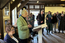 Reinhard Prüllage hält die Einführungsansprache.