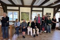 Zuhörerinnen und Zuhörer in der Ausstellung.