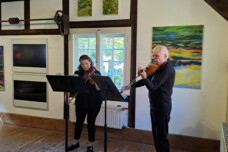 Das Violinduo Ioana Cadar und Hilmar Sundermann spielt in der Ausstellung.