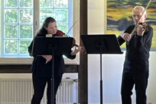 Das Violinduo Ioana Cadar und Hilmar Sundermann spielt in der Ausstellung.