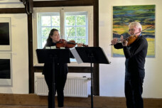 Das Violinduo Ioana Cadar und Hilmar Sundermann spielt in der Ausstellung.