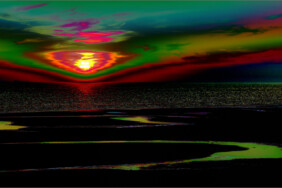 Fotografie von Hilmar Sundermann in surrealer Bearbeitung mit düsteren, kräftigen Farben. Sonnenuntergang über dem Ärmelkanal vor Hardelot-Plage; Himmel in kräftigen Grün-, Orange- und Rottönen; dunkles, glitzerndes Meer; annähernd schwarzer Strand mit schillernden Prielen.