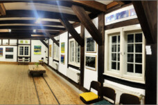Panoramablick in die Ausstellung „Momente und Sichtweisen – Malerei und Fotografie“ von Ilse Kampen und Hilmar Sundermann in der Nordhorner Sägemühle.